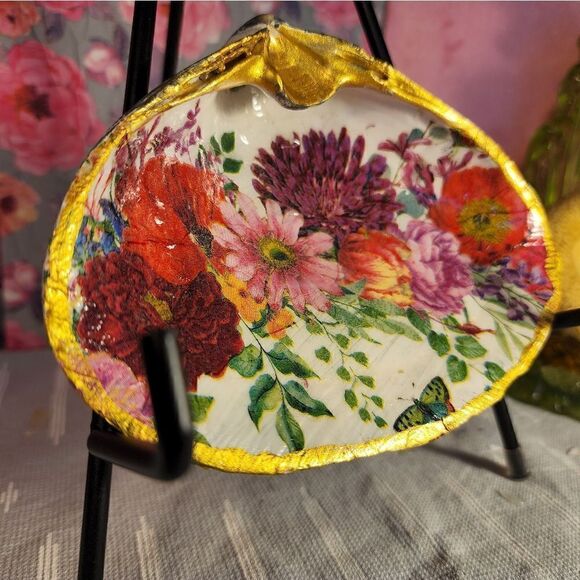 DECOUPAGE CLAM SHELL DECOUPAGE FLOWERS ON A CLAM SHELL TRINKET DISH - Picture 2 of 8